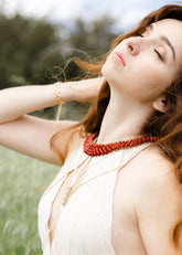 Collier de graines d'urucum amazoniennes Pataxo